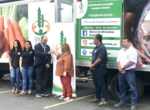 Con inversión de 50 mil dólares, Walmart dona dos camiones al Banco de Alimentos de El Salvador, para traslado productos refrigerados y secos