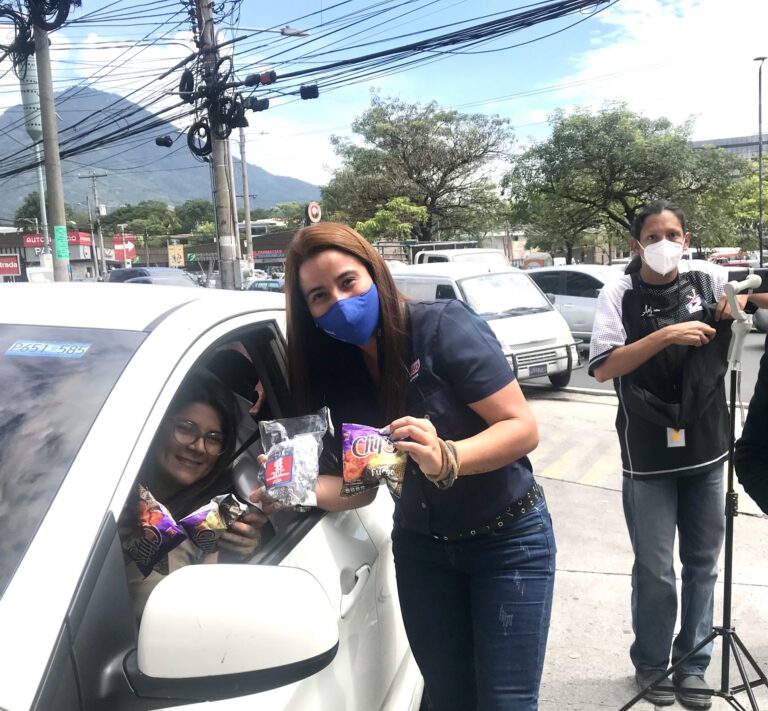 Bimbo El Salvador, regala hamburguesas a transeúntes y automovilistas para celebrar a lo grande el "Día Internacional de la Hamburguesa"