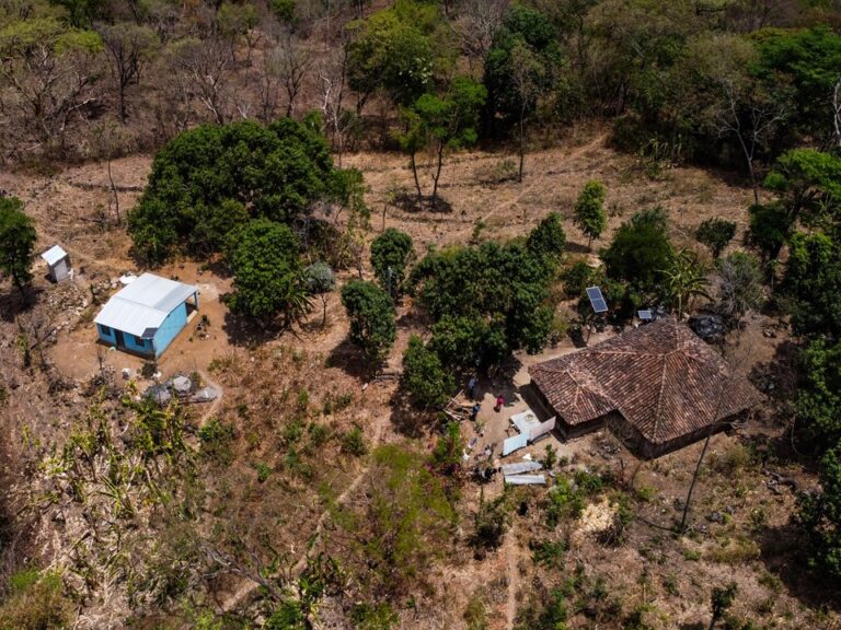 AES El Salvador, Asociación Escénica, PNUD y la UCA, trabajan juntos para instalar energía solar y red eléctrica en comunidades rurales de Morazán