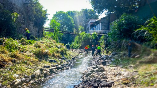 Ante la llegada de la estación lluviosa, alcaldía de San Salvador, fumiga, limpia tragantes de calles y avenidas del distrito 5 donde habitan 15 mil familias
