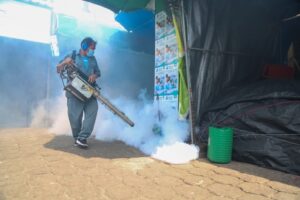 Alcaldía de San Salvador realizó una jornada de fumigación en el Mercado Central para eliminar criaderos de vectores de transmisión de enfermedades