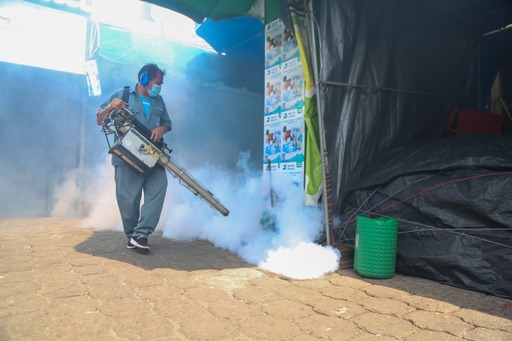 Alcaldía de San Salvador realizó una jornada de fumigación en el Mercado Central para eliminar criaderos de vectores de transmisión de enfermedades