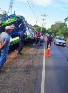 En Ilobasco, tres pasajeros resultaron lesionados al accidentarse el autobús de la ruta 112 que recorre entre Sensuntepeque y San Salvador