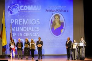 Premio Mundial Ciencia Eureka 2022, entregó Consejo Mundial de Académicos Universitarios a Primera Dama Gabriela de Bukele por políticas de niñez
