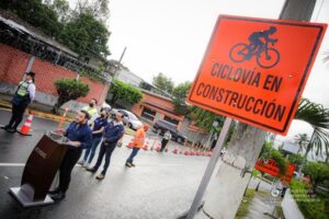 Plan de construcción ciclovías en colonia San Benito, Escalón y Ciudad Merliot, presentó, Ministro de Obras Públicas, Romeo Rodríguez