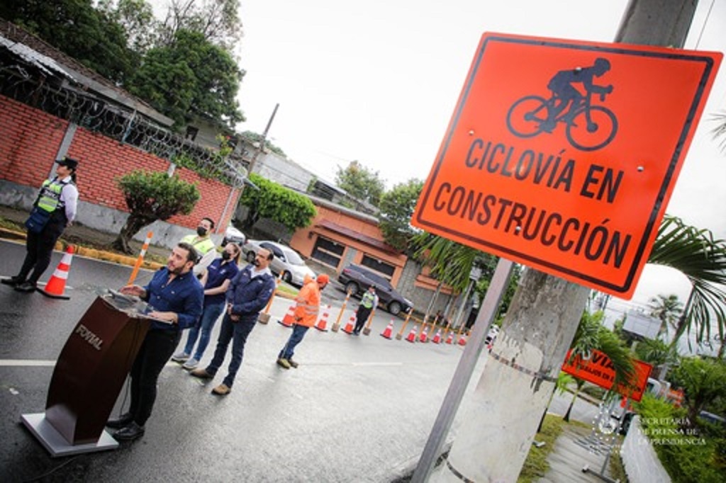 Plan de construcción ciclovías en colonia San Benito, Escalón y Ciudad Merliot, presentó, Ministro de Obras Públicas, Romeo Rodríguez