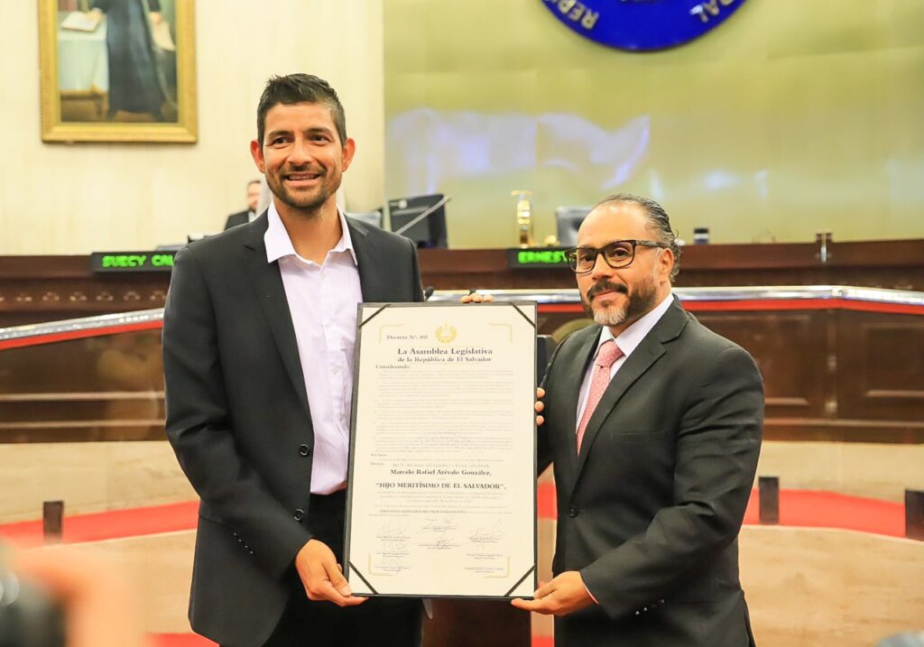 Tenista Marcelo Arévalo, Hijo Meritísimo de El Salvador, por decisión de Asamblea Legislativa, tras ganar torneo mundial Roland Garros, en Paris Francia