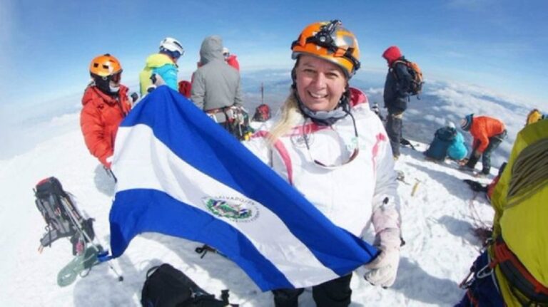 Alfa Karina Arrué declarada “Hija Meritísima de El Salvador” luego de convertirse en la primera salvadoreña en escalar el monte Everest