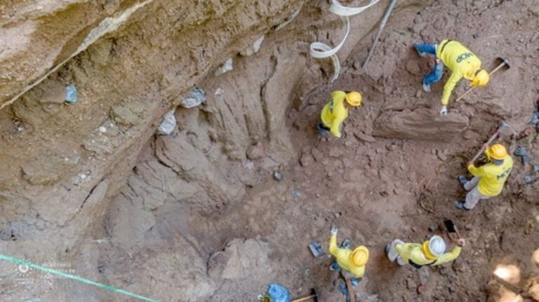Con el fin de proteger vida y patrimonio de familias colonia Quiroz, Soyapango Ministerio de Obras Públicas trabaja para eliminar cárcava