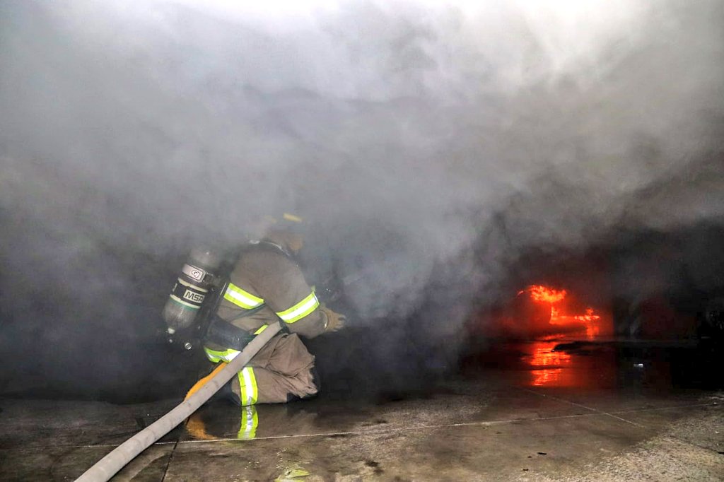 Pánico entre los inquilinos, generó incendio en vehículo estacionado en sótano edificio de apartamentos de Antiguo Cuscatlán