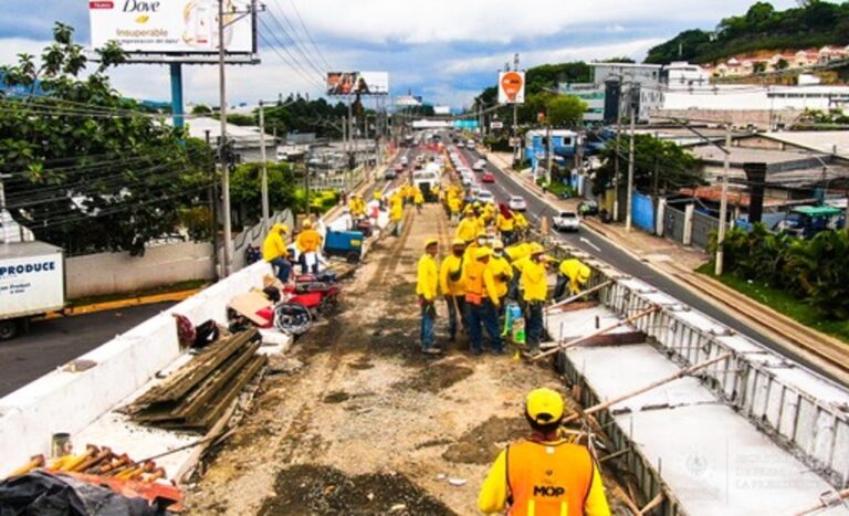 Construcción paso a desnivel colonia Utila, Santa Tecla, sobre carretera a La Libertad, avanza en un 75 por ciento, según el MOP