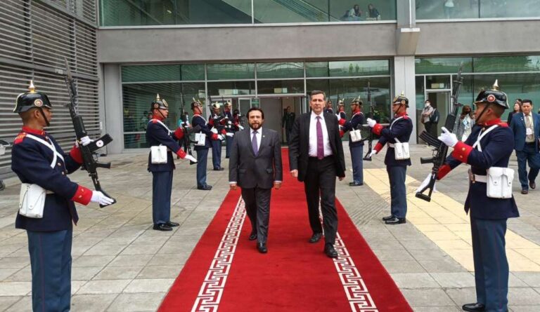 Vicepresidente Félix Ulloa, recibido con honores el viernes en Colombia donde participará en transmisión presidencial e Gustavo Petro