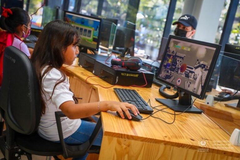 Gobierno salvadoreño entrega becas en idioma inglés, como parte de la celebración del Día Internacional de la Juventud