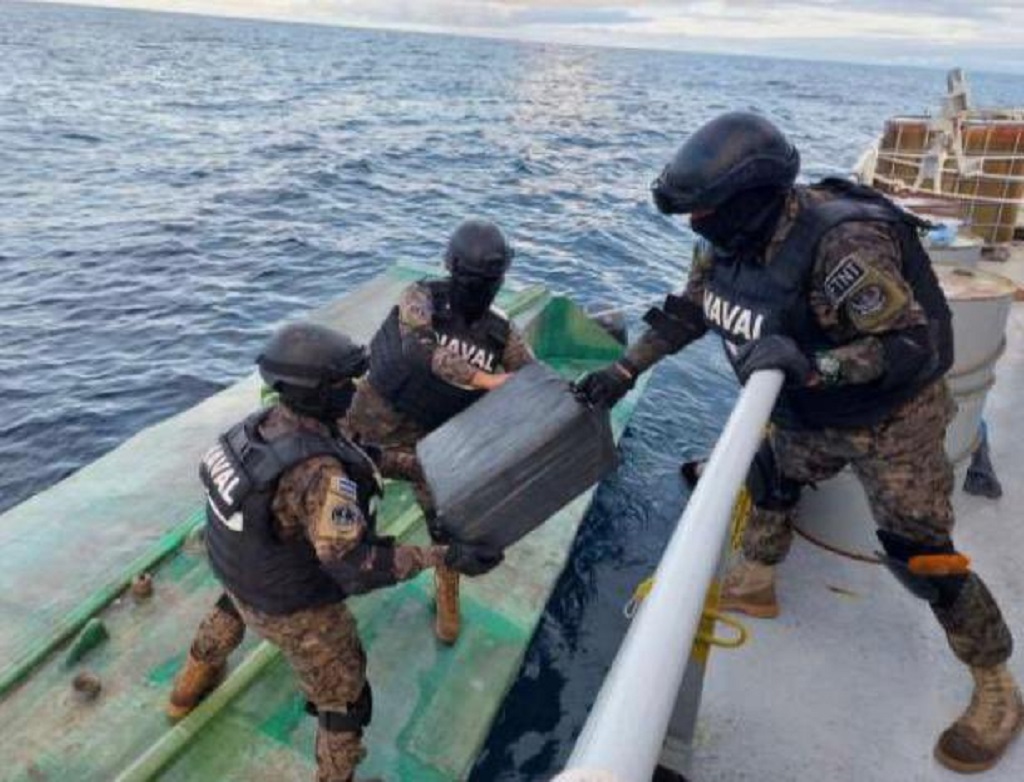 Fuerza Naval incauta sumergible con más de dos toneladas de cocaína en costa salvadoreña