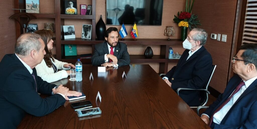 Vicepresidente Félix Ulloa, se reunió con constitucionalista, Antonio Navarro Wolff, redactor de la Constitución de Colombia, 1991