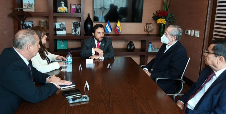 Vicepresidente Félix Ulloa, se reunió con constitucionalista, Antonio Navarro Wolff, redactor de la Constitución de Colombia, 1991