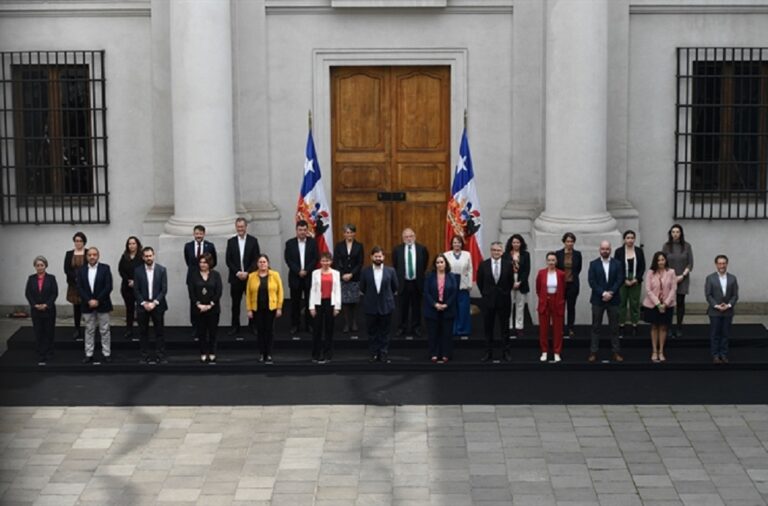 Presidente chileno cambia gabinete de gobierno
