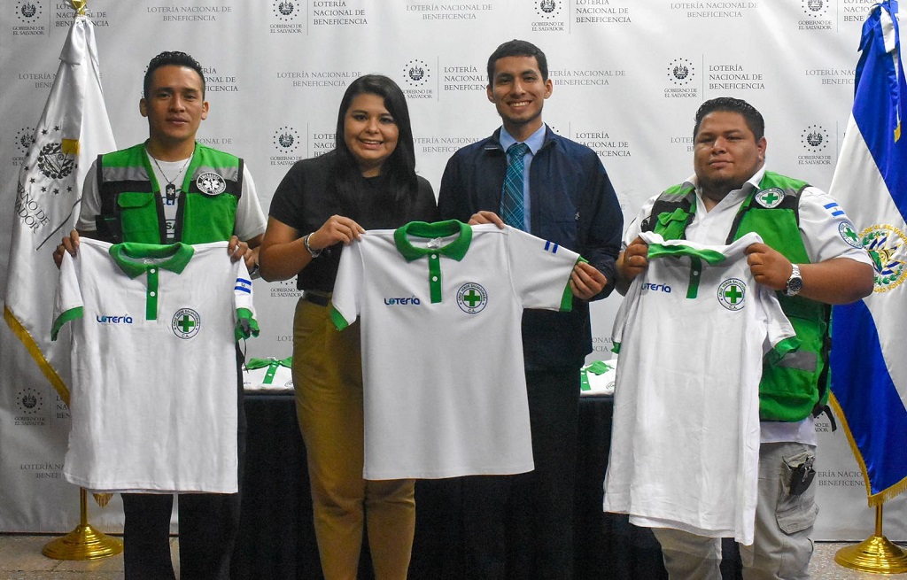 Lotería Nacional dona uniformes a Cruz Verde