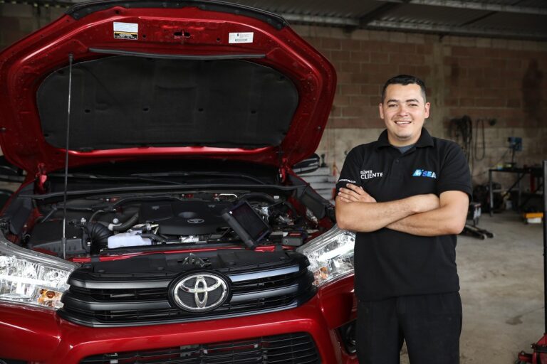 Reconocen al técnico automotriz del año