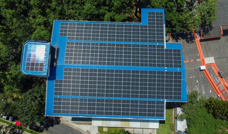 AES acompaña UCA por sostenibilidad energética