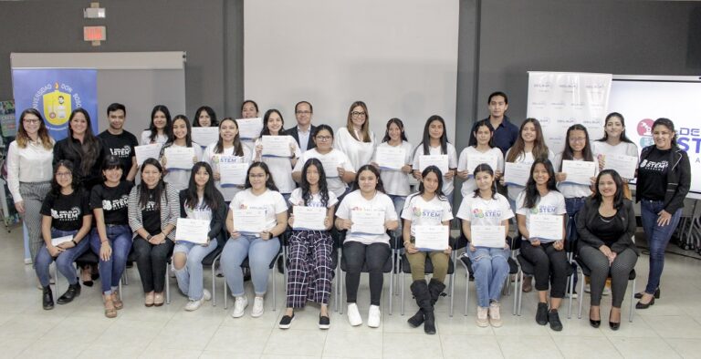 Gradúan beneficiarias de Delsur stem academy