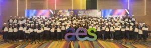 124 mujeres electricitas gradúa AES El Salvador