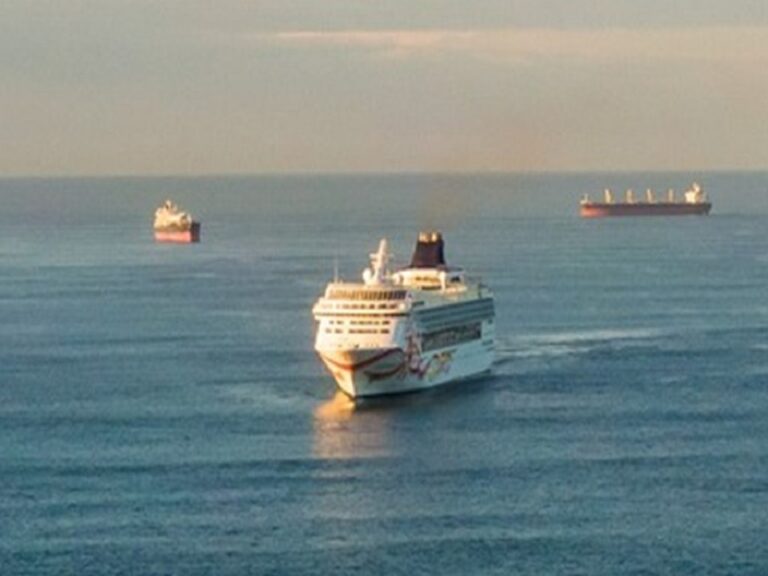 Crucero con 2,400 extranjeros, atracó en Acajutla