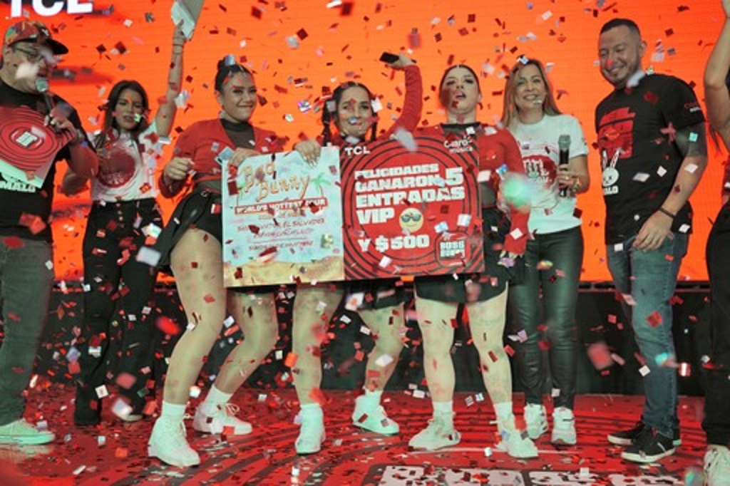 Claro Música y TCL premian a fans de Bad Bunny
