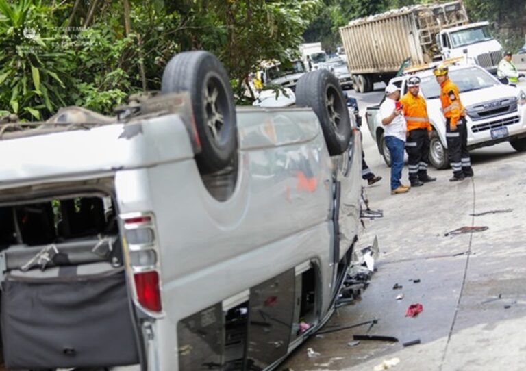 Gobierno atendió accidente microbús escolar