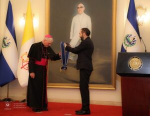 Presidente Bukele condecora a Nuncio Apostólico
