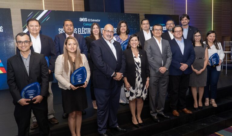 AES El Salvador reconoce a sus clientes
