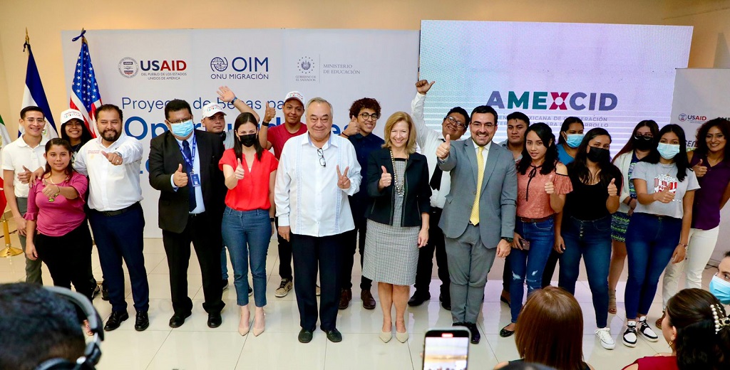 USAID, OIM Y AMEXCID entregan becas