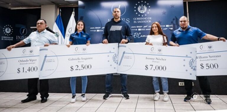 Gobierno premia a dos atletas medallistas