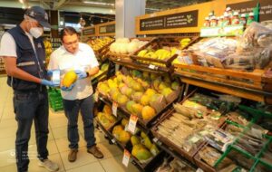 Defensoría verifica precios en supermercados