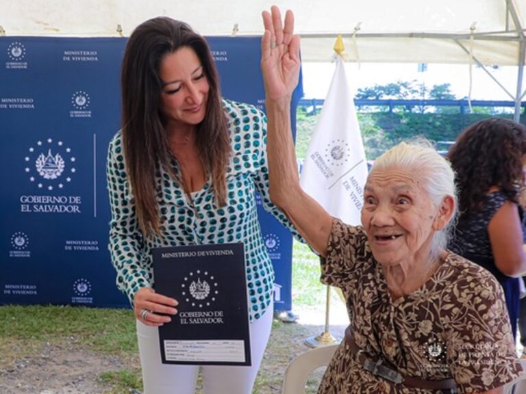 Gobierno entrega escrituras y viviendas