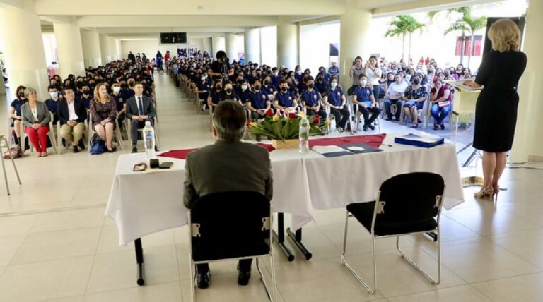 Embajada EEUU gradúa jóvenes emprendedores