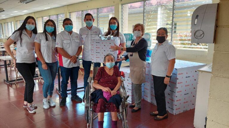 Grupo Q lleva donación a hogar de ancianos