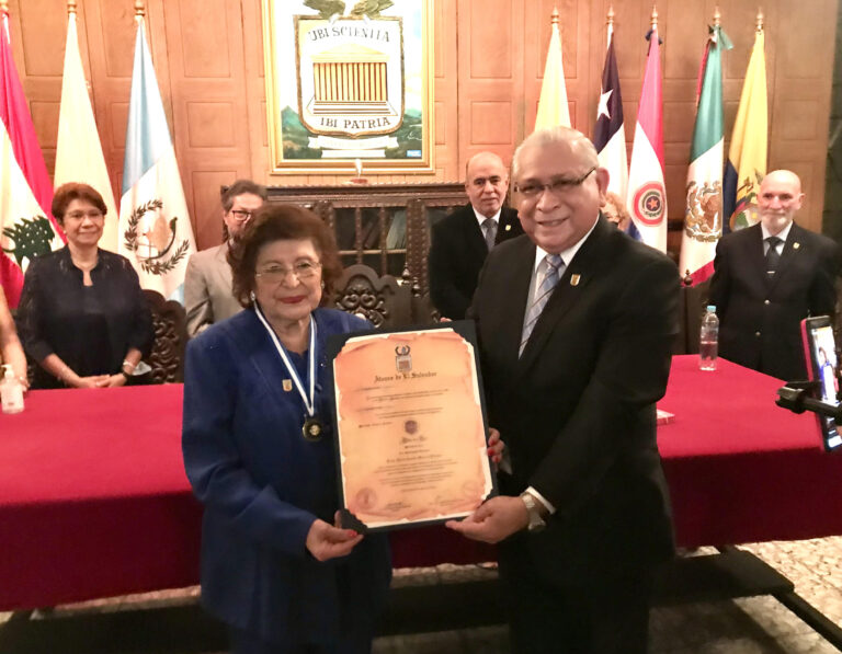 Ateneo El Salvador condecora a Gloria de Palomo