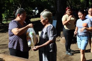 Entregan alimentos a comunidades de Nahizalco