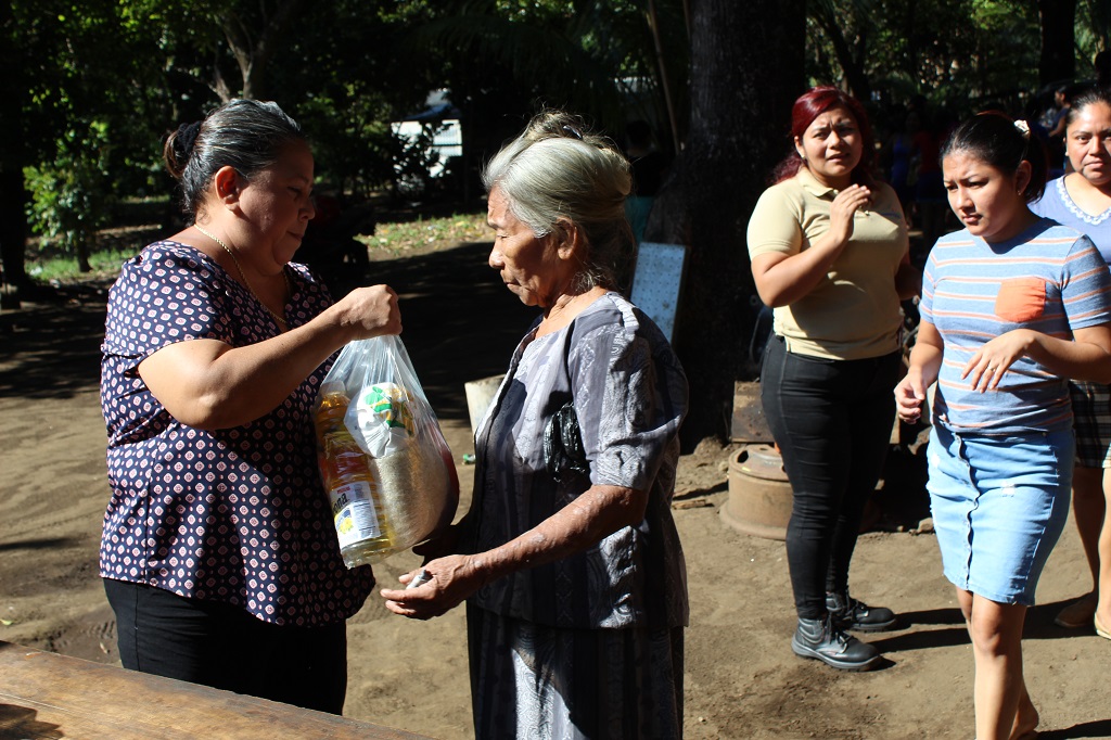 Entregan alimentos a comunidades de Nahizalco