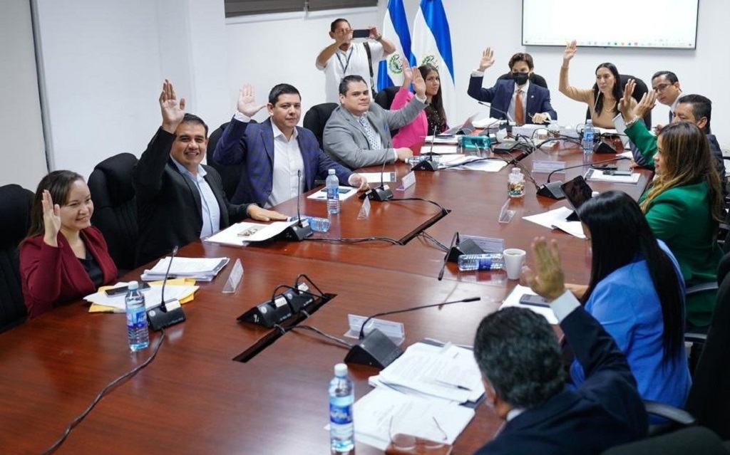 Comisión a favor incrementar un 30% pensiones
