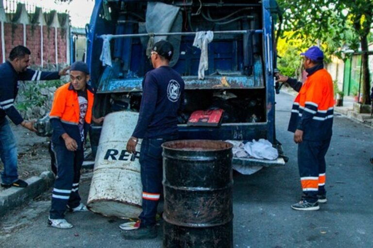 Alcaldía capitalina recolecta basura en Soyapango