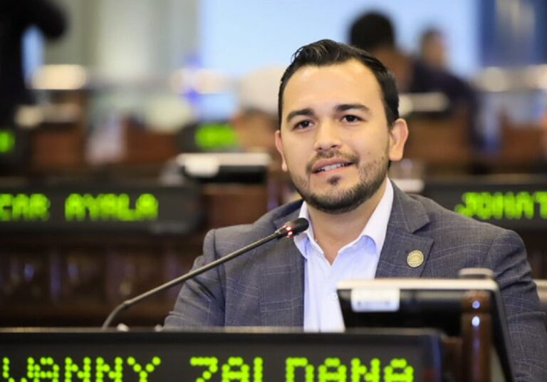 Exonera renta aguinaldos hasta $1,500 dólares