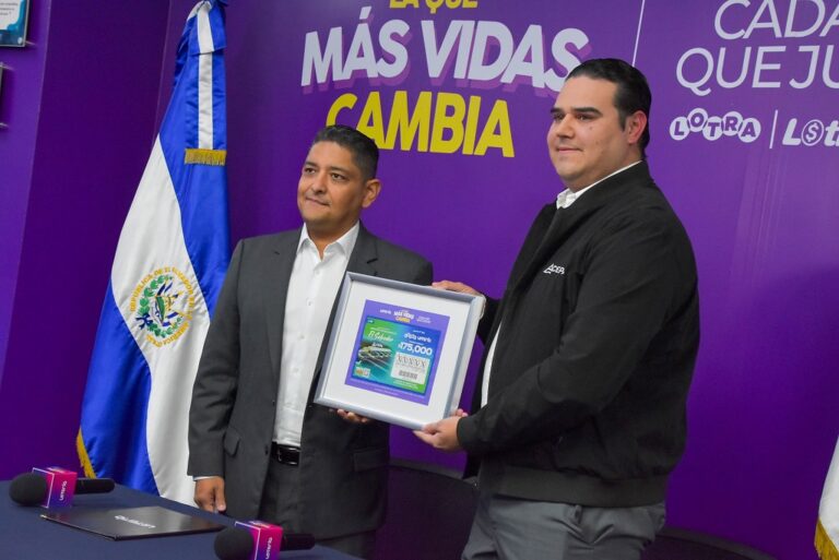 El sorteo de la Lotería Nacional de Beneficencia, de este miércoles, fue dedicado al 43 aniversario del Aeropuerto Internacional de El Salvador, administrado por la Comisión Ejecu8tiva Portuaria Autónoma, CEPA”