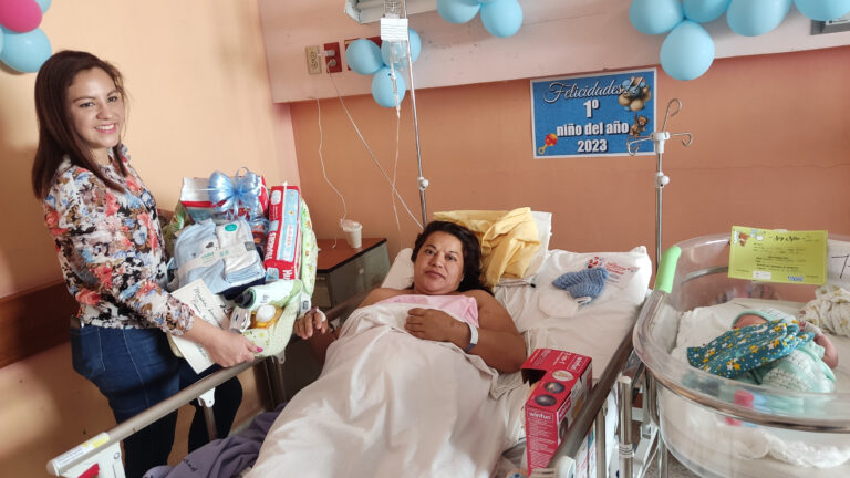 Alcaldía entrega premia primer bebé capitalino