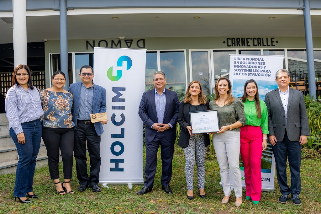 Holcim El Salvador recibe premio Champions