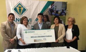 BANCOVI entrega beca a estudiante talento