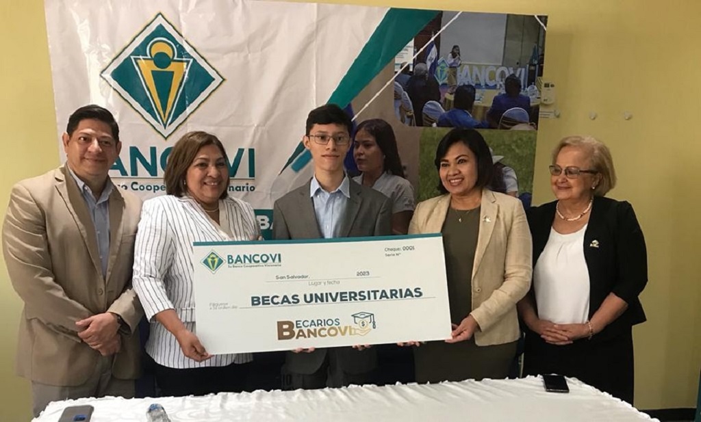 BANCOVI entrega beca a estudiante talento