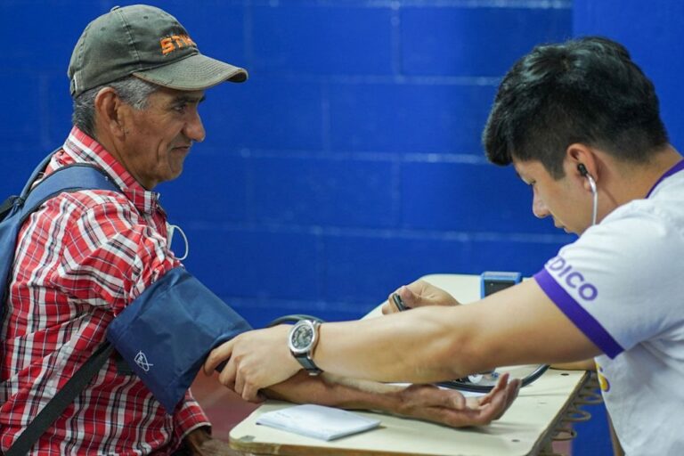 Lotería Nacional lleva brigada médica a La Palma