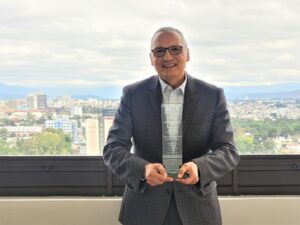 José Raúl González, recibe galardón por liderazgo
